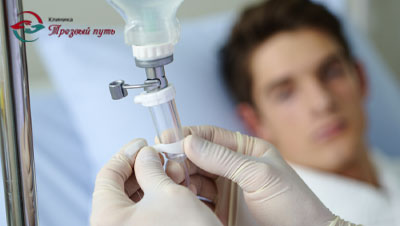 Молодой человек в палате под капельницей